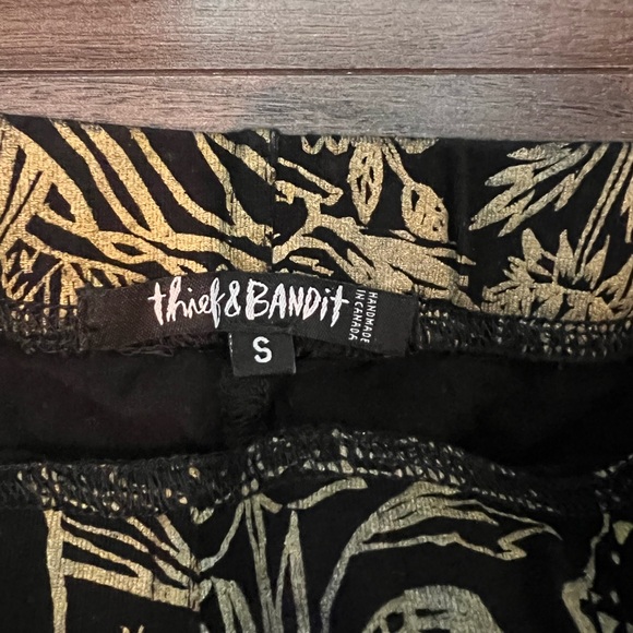 Black and gold leggings - Picture 3 of 3